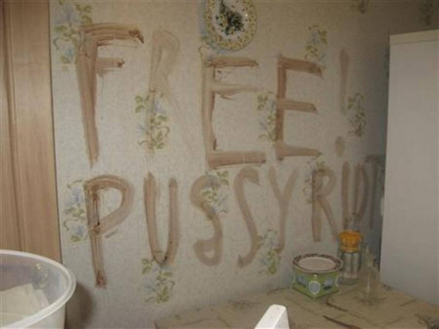 «Αποπροσανατολισμός» το σύνθημα με αίμα για τις Pussy Riot