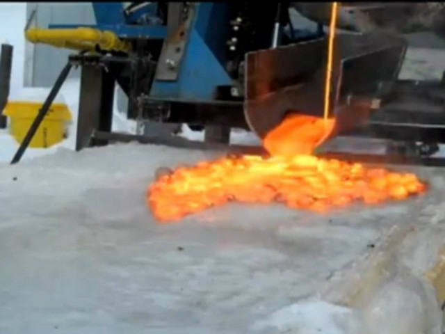 Λάβα + πάγος = εντυπωσιακό αποτέλεσμα (vid)