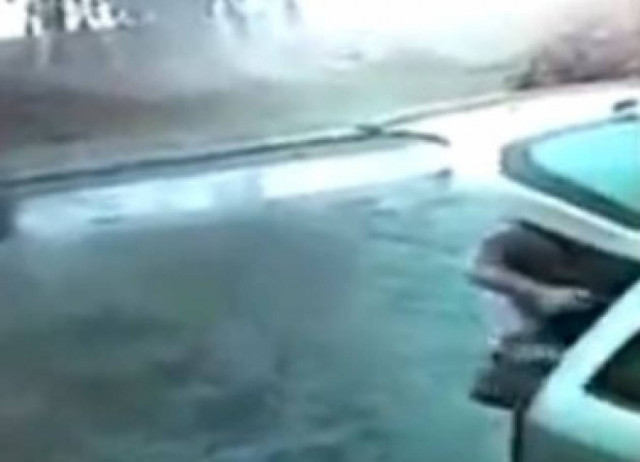 Video: Παραλίγο να τον χτυπήσει κεραυνός