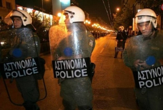 Επίθεση αγνώστων σε διμοιρίες των ΜΑΤ στα Εξάρχεια