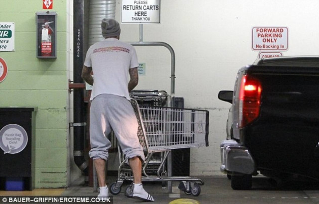 Ο Μπέκαμ με παντόφλα και κάλτσα...