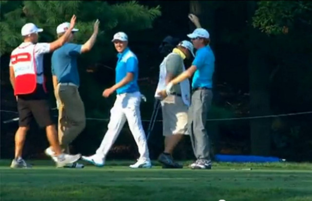 Γκόλφερ στέλνει το μπαλάκι απευθείας στην τρύπα από 144 μέτρα!