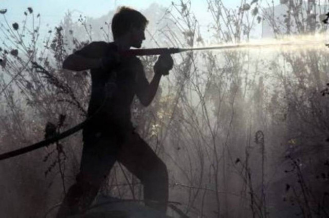 Υπό μερικό έλεγχο η φωτιά στην Κερατέα