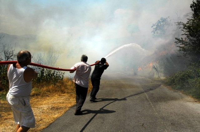 Νέα φωτιά ξέσπασε στη Μάνη-Εκκενώθηκε οικισμός στην Κάρυστο