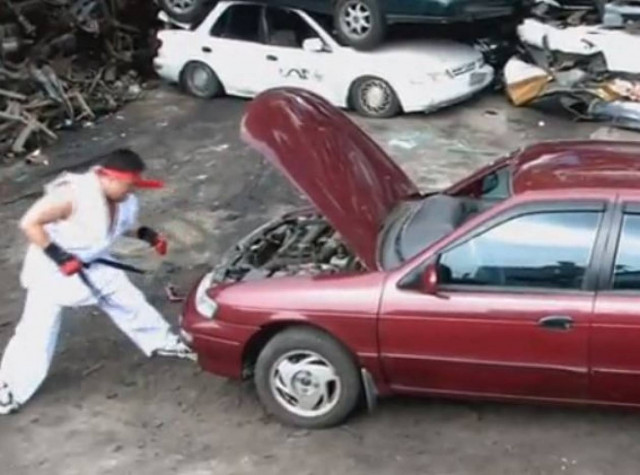 Κατεστρεψε με μπουνιές ένα αυτοκίνητο!