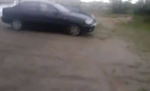 Video: Αυτοκίνητο χωρίς οδηγό κάνει επί ώρες κύκλους