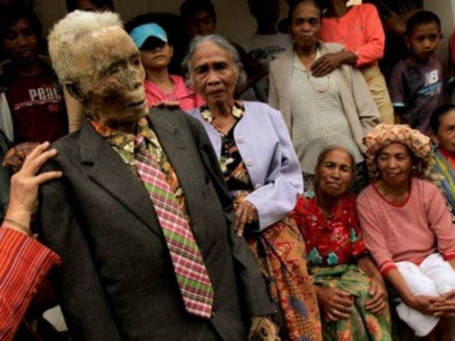 ΕΙΚΟΝΕΣ ΠΟΥ ΣΟΚΑΡΟΥΝ: Κάθε 3 χρόνια ζωντανεύουν τους νεκρούς τους