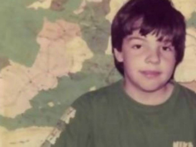 Ποιος διάσημος Έλληνας είναι το αγοράκι της φωτογραφίας;