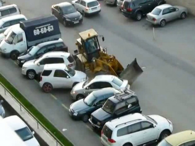 Πλήθος χτυπά μεθυσμένο οδηγό μπουλντόζας που διέλυσε αυτοκίνητα!