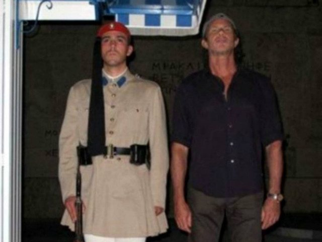 Ο ντράμερ των Red Hot Chili Peppers στο Μνημείο του Άγνωστου Στρατιώτη