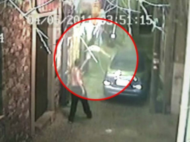 Βίντεο: Η στιγμή της επίθεσης φοιτητών σε αυτοκίνητο επιχειρηματία