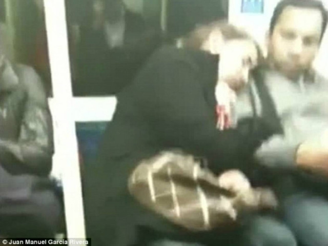 Βίντεο: Συζυγικά προβλήματα εξαιτίας μιας αγκαλιάς στο YouTube!