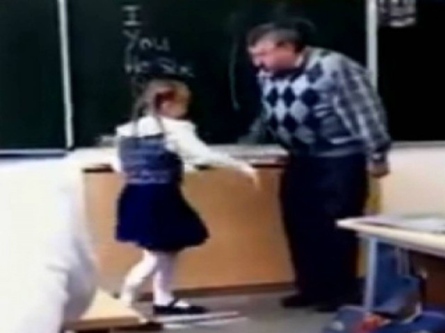Video: Μαθήτρια... κλώτσησε τον φωνακλά δάσκαλό της