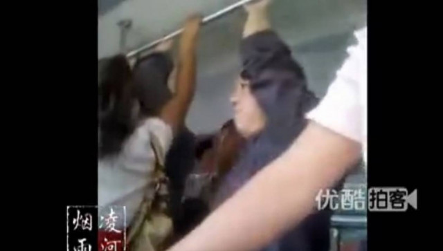 Video: Δείτε πως κλέβουν πορτοφόλια μέσα σε λεωφορεία