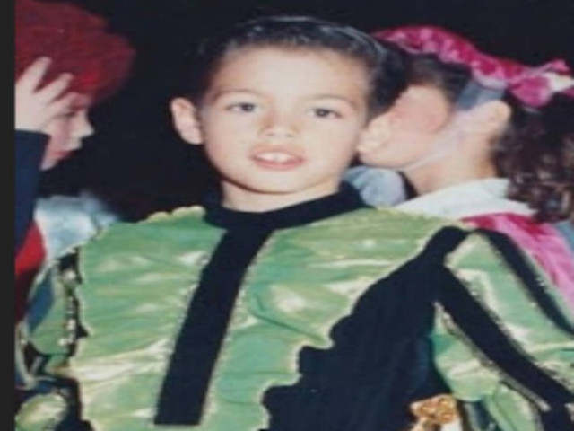 Quiz: Ποιός πασίγνωστος τραγουδιστής είναι το αγοράκι της φώτο;