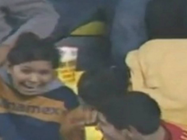 Βίντεο: Τι έπαθε αυτός ο φίλαθλος και γελάνε όλοι μαζί του;