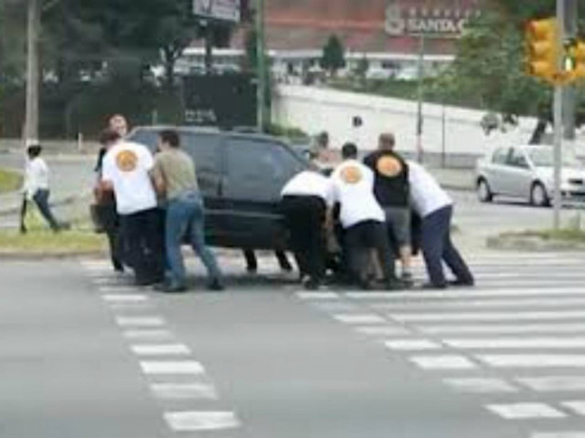 Βίντεο: Δείτε τι παθαίνει όποιος δεν σέβεται τους πεζούς!