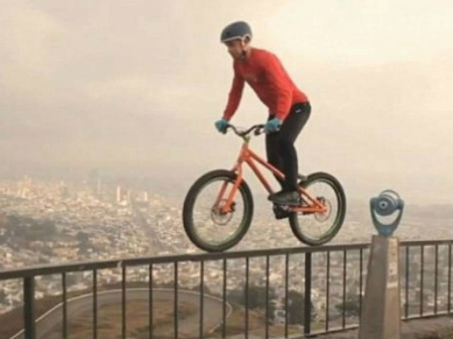 Βίντεο: Ποδηλάτης κόβει την ανάσα με παράτολμες ποδηλατικές φιγούρες!