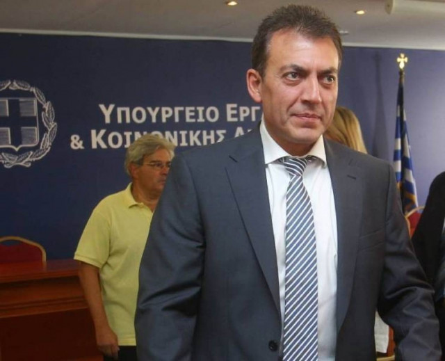 Καταργούνται 12 θέσεις συμβούλων του υπουργού Εργασίας