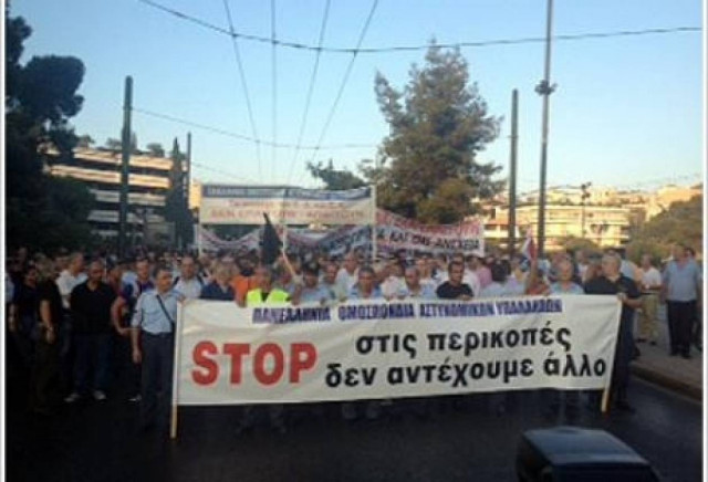 Παραμένουν στο Σύνταγμα οι ένστολοι - Κλειστοί οι δρόμοι