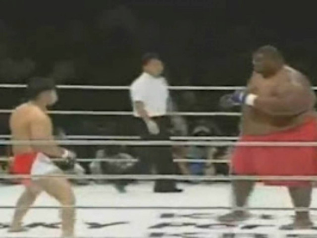 Δαυίδ εναντίον Γολιάθ! Πυγμάχος αντιμετωπίζει αθλητή Sumo!