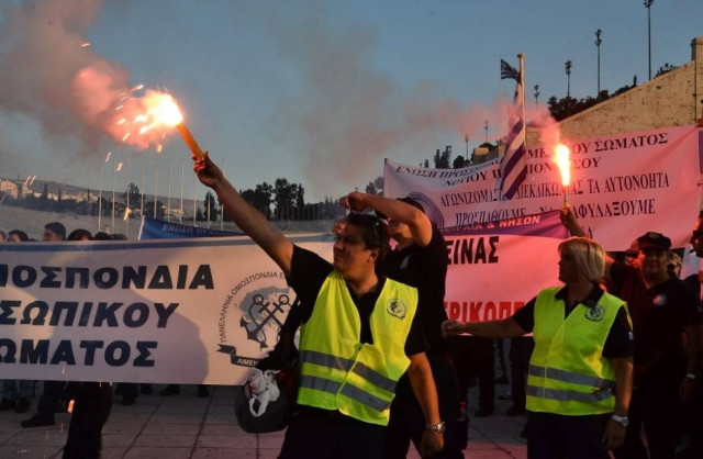 Στο Σύνταγμα οι ένστολοι