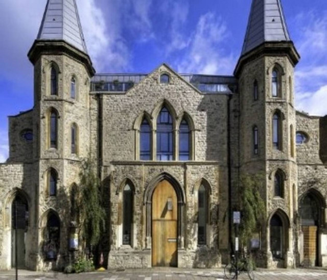 ΔΕΙΤΕ: Απ' έξω εκκλησία και μέσα σπιταρόνα!!!