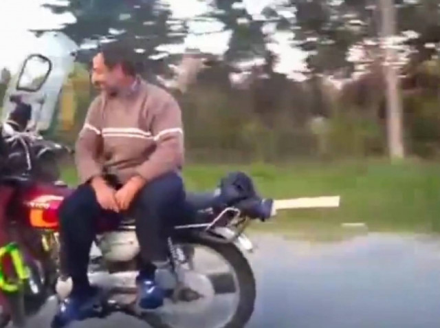 Video: Δείτε πως οδηγεί την μοτοσικλέτα