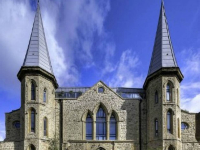 ΔΕΙΤΕ: Έξω εκκλησία και μέσα σπιταρόνα!