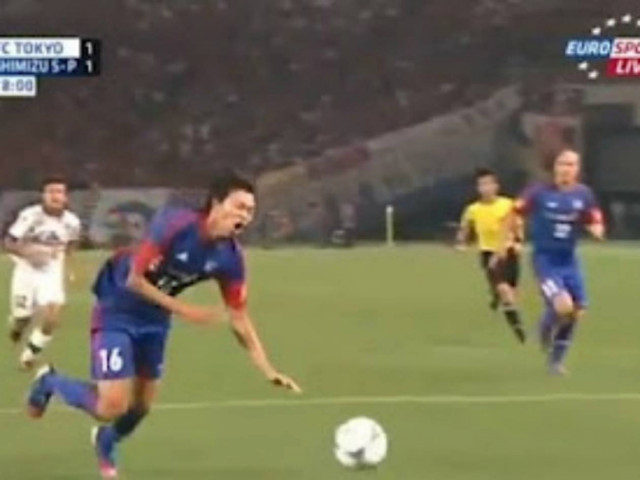 Βίντεο: Kέρδισε πέναλτι κάνοντας τη βουτιά... της χρονιάς