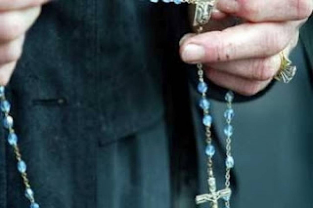 Ψάχνεις για δουλειά; Ζητούνται παπάδες μέσω Facebook!