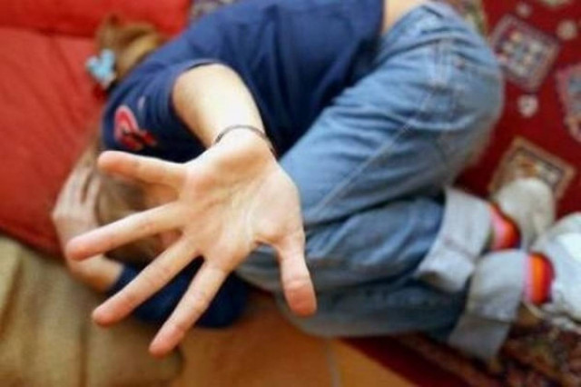 ΣΟΚ! Γυναίκες βίασαν 17χρονo με απειλή μαχαιριού