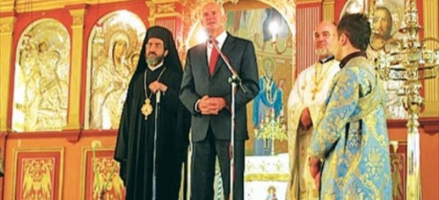 Είπαν στον Παπανδρέου να μιλήσει κι αυτός ανέβηκε στην... Ωραία Πύλη