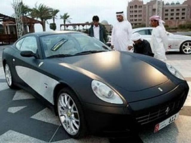 ΑΝΕΚΔΟΤΟ: Έλληνας περνά με κόκκινο στο Αμπού Ντάμπι!