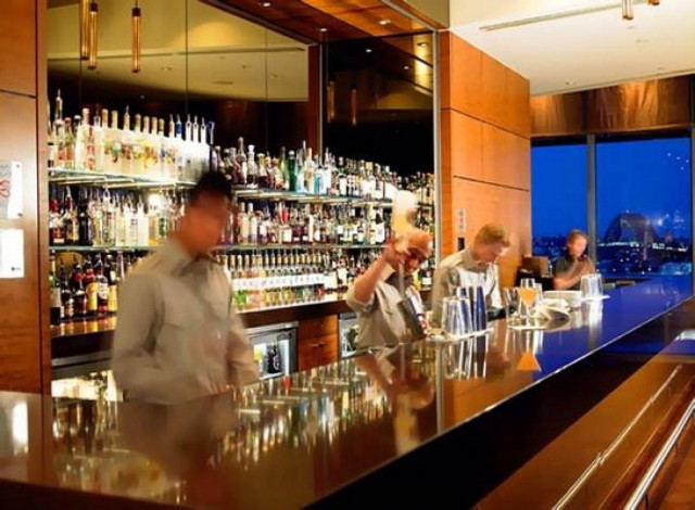 Στα όρια της... φτώχειας, μπαρ, καφετέριες και ταξί