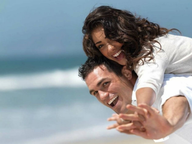 Έρευνα: Οι άνδρες προτιμούν τις έξυπνες, οι γυναίκες τους όμορφους