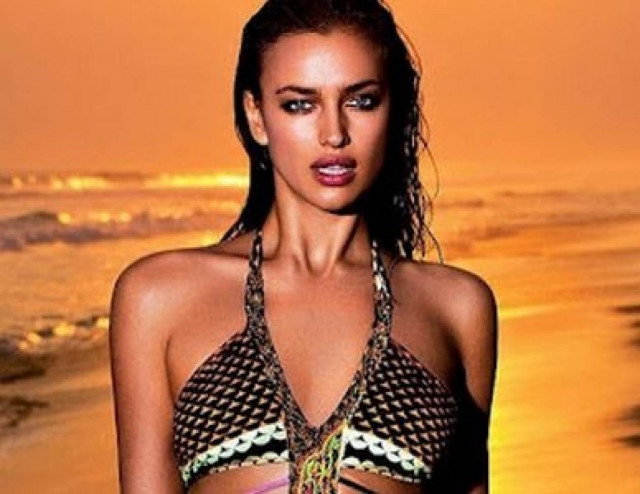 Η Irina Shayk φωτογραφίζεται με με μαγιό και ανάβει φωτιές!