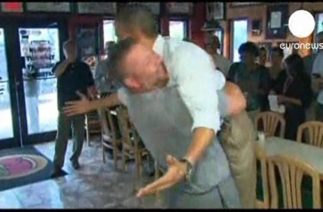 Βίντεο: Σήκωσε στον αέρα τον Ομπάμα