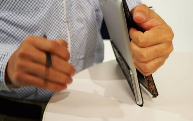 Βίντεο: Έκανε το Sony Xperia Tablet S... βίδες