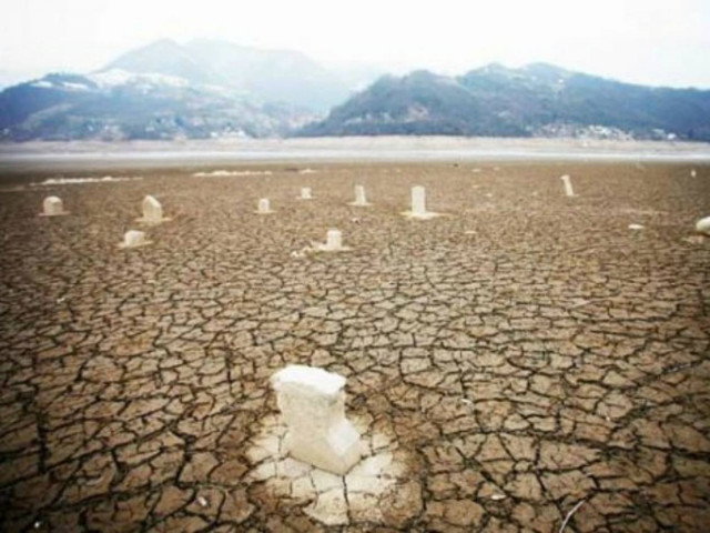 Νεκροταφείο στο βυθό της λίμνης (pics)