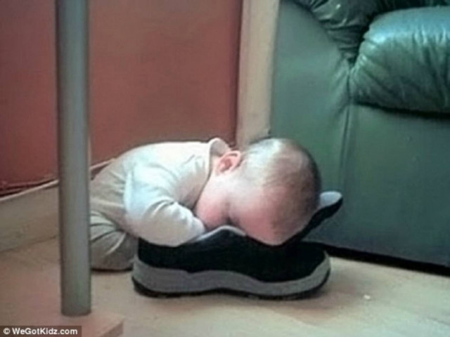 Ξεκαρδιστικές φώτο: Τα μωρά κοιμούνται όπου να΄ναι!