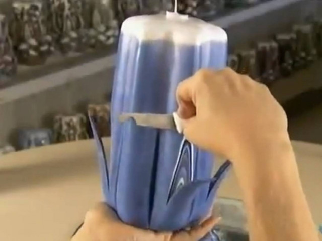 Εντυπωσιακό βίντεο: Δείτε πώς φτιάχνονται τα διακοσμητικά κεριά