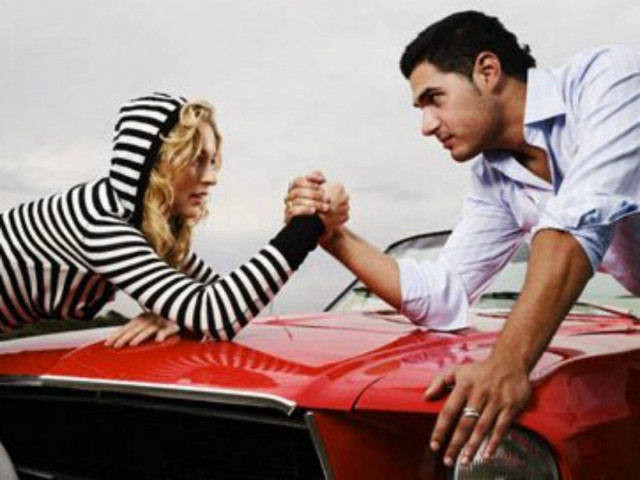 Οι γυναίκες προτιμούν τους όμορφους - Οι άνδρες τις έξυπνες