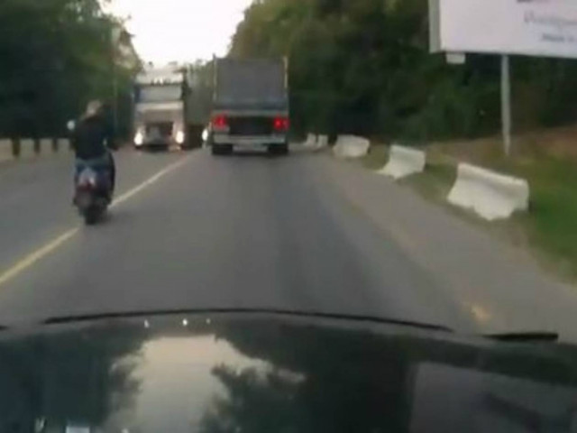 Βίντεο - σοκ: Την πήρε ο ύπνος και μπήκε στο αντίθετο ρεύμα