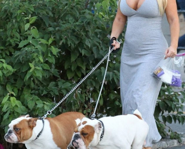 Έβαλε κάτι απλό και.. έβγαλε βόλτα τα σκυλιά της! (pics)