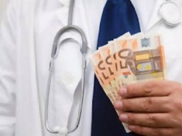 Μέλη της Χρυσής Αυγής ξυλοκόπησαν γιατρό γιατί ζήτησε φακελάκι