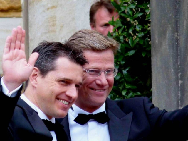 Φωτό: Γερμανός υπουργός σε γκέι μπαρ του Ισραήλ!