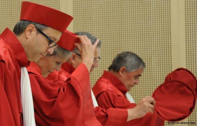 Αντίστροφη μέτρηση για την απόφαση της Καρλσρούης