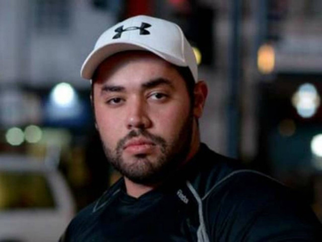 Δείτε τον άνδρα με τους μεγαλύτερους δικέφαλους μυς στον κόσμο