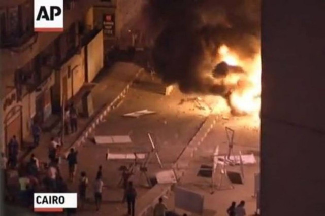 Βίντεο: Βίαιες συγκρούσεις στην αμερικανική πρεσβεία στο Κάιρο